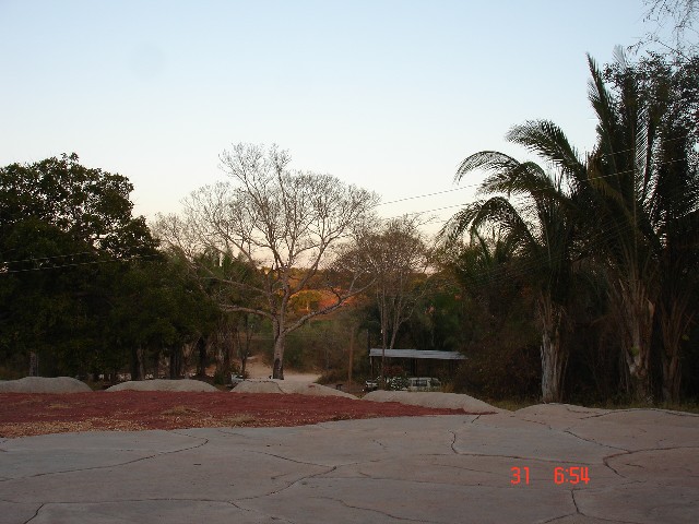 Foto 1 - Rancho a margem do rio araguaia